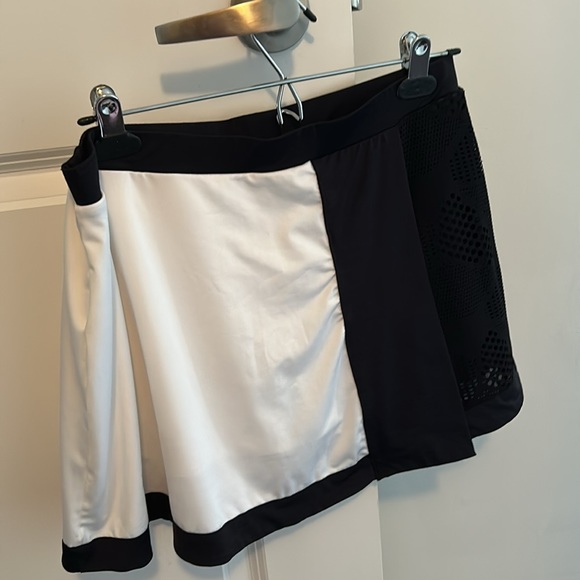 White tennis outfit t-shirt and tennis skirt by Venus Williams - Picture 3 of 10